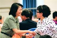 日文系友相見歡，熱情問候。（攝影�林奕宏）