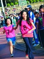 為贏得冠軍，隊員們一棒接一棒，全力衝刺。（攝影�劉瀚之）