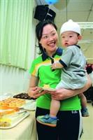 俄文系系友攜家帶眷，一起回娘家同樂。（攝影�林奕宏）