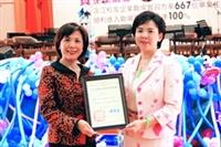 校慶當天，校長頒發北美洲校友會聯合會會長當選證書給金鷹獎得主陳君愉。（攝影�陳怡菁）