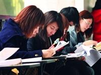 上星期為期中考週，天氣冷颼颼，候考時間，學生個個身穿厚外套，甚至帶口罩，把握時間衝刺搶分。（攝影�王文彥）