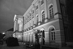 國際關係處的建築典雅氣派，由昔日的皇宮改建而成。