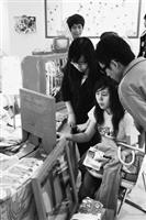 「喂！你瘋了媒」資訊傳播學系第八屆畢業成果發表展，吸引許多同學參觀。（圖�本報資料照片）
