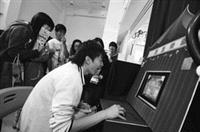 「喂！你瘋了媒」資訊傳播學系第八屆畢業成果發表展，吸引許多同學參觀。（圖�本報資料照片）