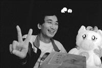 儘管旁人異樣眼光不斷，全國古典詩詞特優侯裕隆仍堅持做自己，揹著粉紅豬背包校園趴趴走（攝影�陳怡菁）