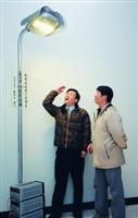 研發長康尚文（左）和機電系博士生簡坤誠，研發「以多層基板結構散熱之LED燈具」獲美專利，並實際應用於學校的路燈。（攝影�陳怡菁）