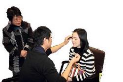 彩妝師正為聽講者修眉。（攝影�張莘慈）