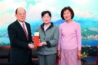 中文系退休教師申時方（右）及其姊姊申時元（中）拜會創辦人張建邦（左），並捐贈百萬設立獎學基金。（攝影�吳佳玲）