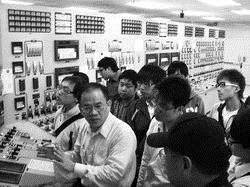 研發長康尚文及機電系講座教授孫國華於去年11月帶領同學，前往台電核一廠，參觀控制室模擬器，由廠長陳台裕親自接待參訪同學，圖為台電核一廠資深講師為同學講解模擬器系統。（圖�機電系提供）