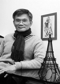 現職：淡江大學西班牙語文學系副教授 西班牙馬德里大學拉丁美洲文學系博士 淡江大學中文系博士 法國巴黎索邦第四大學藝術史系博士
