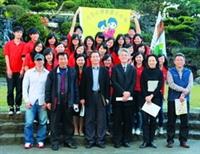 行政副校長高柏園（右３）等師長為服務隊員加油打氣，並與同學在福園前合影。（圖�陳怡菁）