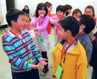 小朋友在遊戲中，互動互助，學習知識與團體生活！（圖�陳振堂）