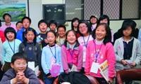 4至6年級小朋友，參觀淡江時報，在歡笑中學習。（圖�曾煥元）