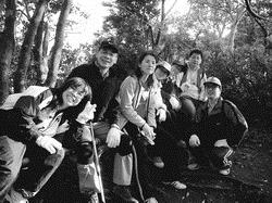 由課程所所長游家政帶領碩二研究生爬觀音山，透過攀岩過程，體驗論文撰寫的先苦後甘，亦促進師生情誼。（圖�課程所提供）