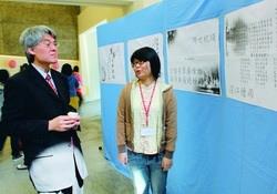 驚聲詩社工作人員向行政副校長高柏園介紹展品的陳列。