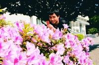校園裡櫻花已經盛開，杜鵑也陸續開放。（攝影�曾煥元）