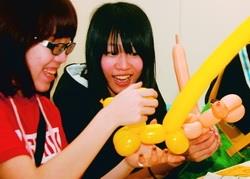 摺氣球作造型，學生花數小時手工DIY。（攝影�曾煥元）