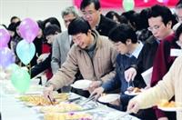 去年「春之饗宴」，校友返校同歡，與昔日同窗共享餐點笑呵呵！（本報資料照片、攝影�洪翎凱）