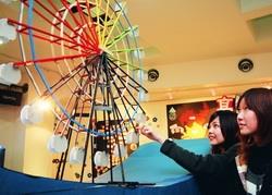 高雄夢時代摩天輪酷炫擬真模型。（攝影�陳怡菁）