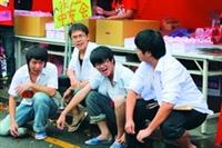 海報街上演「艋舺」；學生邊吃邊玩笑開懷（攝影�吳佳玲）