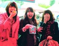 海報街上演「艋舺」；學生邊吃邊玩笑開懷（攝影�吳佳玲）