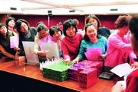 女聯會於婦女節當天舉辦「Spring Lady Day」，並準備豐盛獎品於會後抽獎，圖為與會者一臉興奮排隊領獎。（圖�陳怡菁）