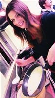 法籍助理Fanny Scarulli示範煎餅。（攝影�陳怡菁）