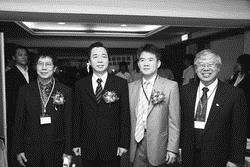 保險系於2008年舉辦系友大會，當天共有200餘位系友踴躍出席。圖為財政部長李述德（左二）、前任保險系系友會會長陳錦祥（右二）、現任系友會會長陳瑞（右一）及保險系系主任高棟梁（左一）合照。（圖�保險系提供）