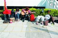 17日至19日，學生會連續三天於商館前販售「忘春瘋」演唱會門票，由於每天限量600張，買票人潮天天大排長龍，學生甚至徹夜搶位排隊，為了打發時間，有的玩大富翁，有的彈吉他練唱，有的乾脆在現場打地鋪睡覺。（攝影�林奕宏）