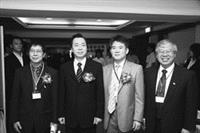 保險系於2008年舉辦系友大會，當天共有200餘位系友踴躍出席。圖為財政部長李述德（左二）、前任保險系系友會會長陳錦祥（右二）、現任系友會會長陳瑞（右一）及保險系系主任高棟梁（左一）合照。（圖�保險系提供）