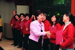 26日，校長張家宜頒獎給QCC競賽獲首獎的「文革圈」。（攝影�陳怡菁）