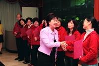 26日，校長張家宜頒獎給QCC競賽獲首獎的「文革圈」。（攝影�陳怡菁）