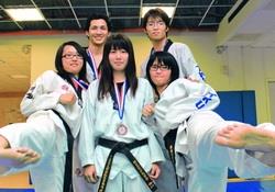 跆拳道社弘光盃獲獎者：國貿四馬爾峰（後左）、理學院學士一陳勁旭（後右）；化材三賴靖容（前左一）、水環三柯宜汶（前左二）、歷史二黃雍勻（前左三）。（ 攝影�曾煥元）