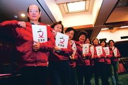 文革圈圈員合照，由左至右依序為資訊中心專案發展組組長徐翔龍、祕書室秘書黨曼菁、外語學院秘書阮劍宜、數位設計組組長李淑華、遠距組組員廖時祺、文書組組長林素月、祕書室秘書曾華英、教科系專員賴映秀。
