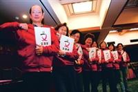 文革圈圈員合照，由左至右依序為資訊中心專案發展組組長徐翔龍、祕書室秘書黨曼菁、外語學院秘書阮劍宜、數位設計組組長李淑華、遠距組組員廖時祺、文書組組長林素月、祕書室秘書曾華英、教科系專員賴映秀。