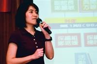 圖書館採編組組員鄭琚媛報告無限圈的成果。