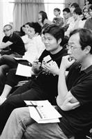 建築系助理教授宋立文（圖前一）評論學生作品，並指導其設計方向。（攝影�吳佳玲）