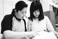 體育室教授楊繼美（左）和同學討論課程。（攝影�王文彥）