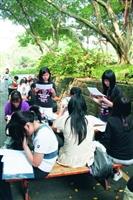 本月26日到5月2日為期中考週，同學們臨陣磨槍，不管是圖書館或休憩文化區，到處都是K書一族，同學們或坐或站，各個抱書猛K，互相討論，希望來個all high  pass。（攝影�鄭雅文）