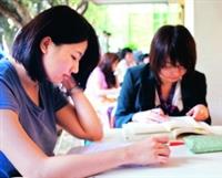 上週期中考，企管系學生在月亮咬一口外休憩區，準備考試。（攝影�陳怡菁）
