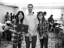 上圖為張舒婷（右一）在語言學院與師生合影。（圖�張舒婷提供）