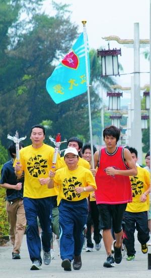 大運會啟動 繞跑校園迎聖火