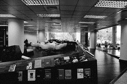 圖書館時常舉辦豐富的主題書展和講座，讓學生閱讀「閱」愉快。圖為閱活區。（攝影�王文彥）
