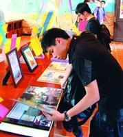 春暉社於上週在覺軒花園展覽廳舉辦「春暉週暨菸害防制展-陽光俱樂部」成果展，展場布置成南國風情，共分為遊戲互動、展示、影音區以及義賣區等4個展區，吸引許多同學前往參觀。同學仔細翻閱春暉社多年來的活動照片，透過成果照片展示，同學能更了解春暉社努力的成果。（攝影�林奕宏　文�梁琮閔）
