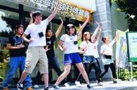 上週在黑天鵝展示廳盛大展開的地球村博覽會，國際青年交流團的同學在開幕式表演藝人范曉萱的最新舞步，現場熱鬧非凡。（攝影�張豪展）