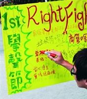 學聲節上，學生也在彩繪牆上吐露心聲。（攝影�黃乙軒）