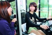 參觀運管週的學生開心試乘全國約僅60台的油電混合花博公車，享受當公車司機的新鮮感！（攝影�曾煥元）