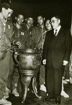 民國50年代，本校參加全國青年盃及全省大專籃賽，所向披靡，獲得高及半身的冠軍獎盃。