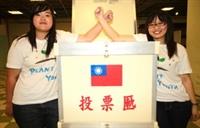 第16屆學生會會長日文二黃玉珊（圖左）及副會長化材二黃奕筑（圖右）。（攝影�曾煥元）