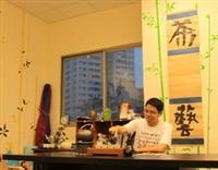 課外組主辦「98社辦布置比賽」賽果出爐，由嚕啦啦社、春暉社、茶藝社摘冠。擔任評審、課外組組員吳孟香笑說，許多社團因此次比賽，終於看到地板了！她也說明，嚕啦啦社，善用空間擺放物品；春暉、茶藝社則充分展現社團精神，因而勝出。（文�江啟義　圖�黃乙軒）